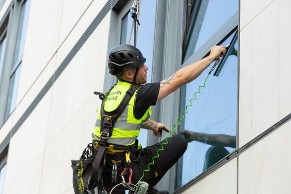 How Abseil Window Cleaners Operate On High-Rise Building’s